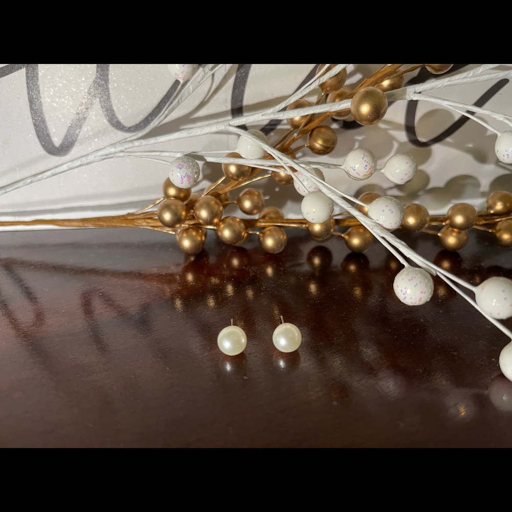 Round Pearl Studs